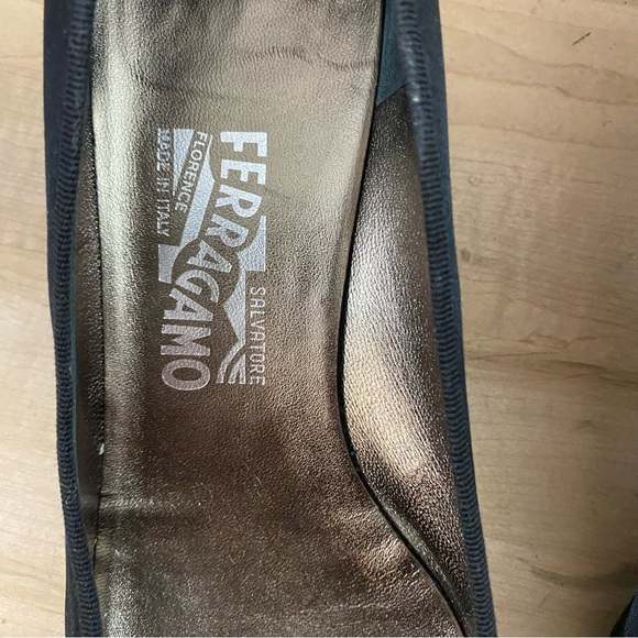 Salvatore Ferragamo Boutique Black Satin Leather Flower Pumps Heels Sz 9.5 B Y2K - Picture 3 of 13